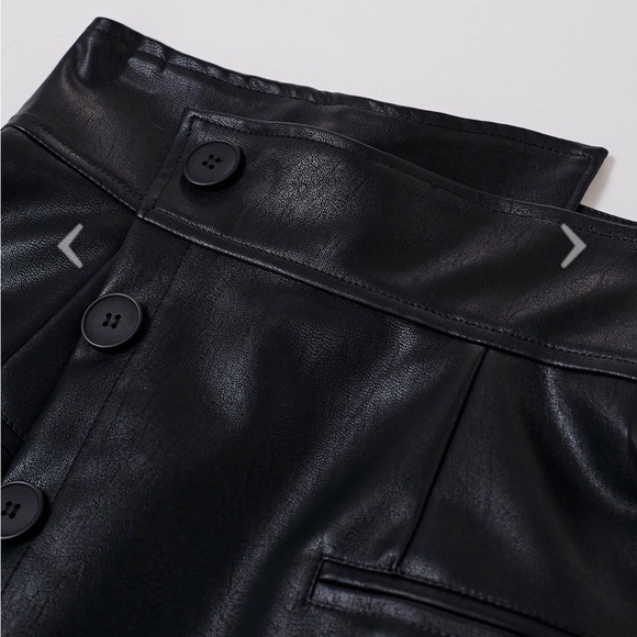 FAUX LEATHER ASYMMETRIC BUTTONED FLAP MINI SKORT IN BLACK - Picture 5 of 10